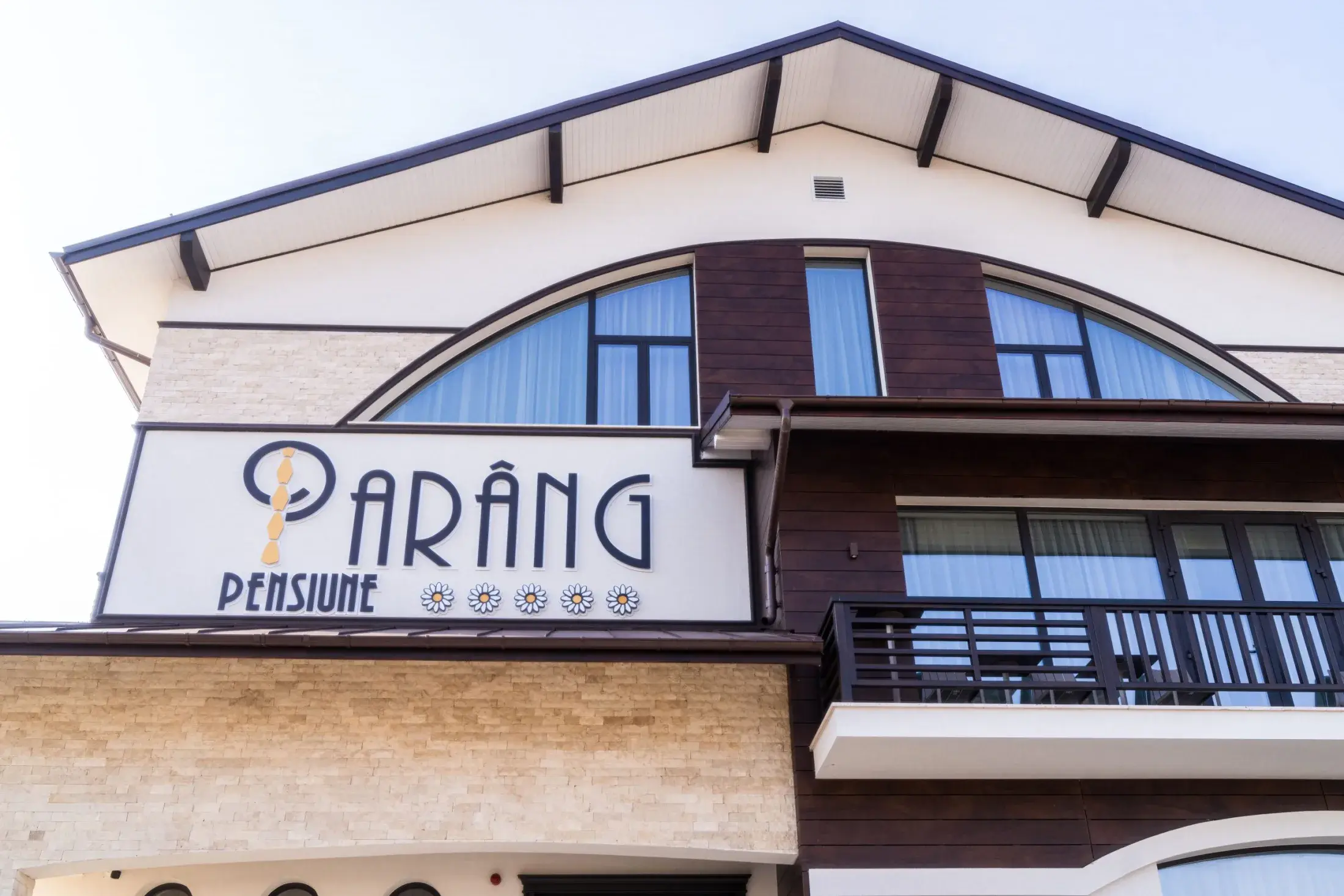 Firma Parâng Pensiune cu cinci margarete, pe fațadă