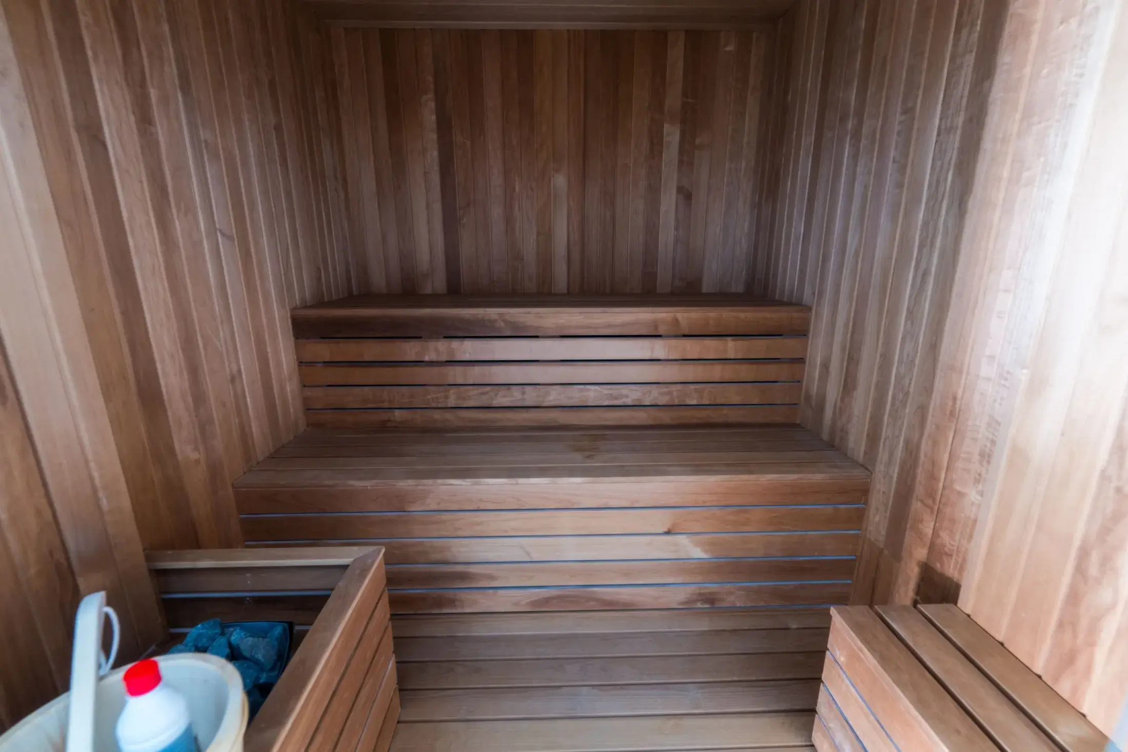 Sauna uscată, cu bănci din lemn pe două niveluri